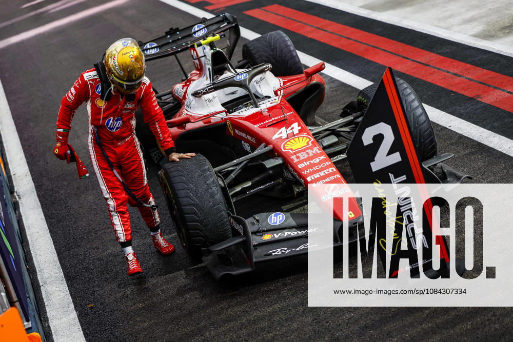 F1 - SINGAPORE GRAND PRIX 2026 HAMILTON Lewis (gbr), Scuderia Ferrari SF-26, portrait, parc fermà during the 2026 Formula 1 Singapore Grand Prix, 17th round of the 2026 Formula One World Championship, WM, Weltmeisterschaft from October 9 to 11, 2026 on the Marina Bay Street Circuit, in Singapore, Singapore - SingaporeSingapore