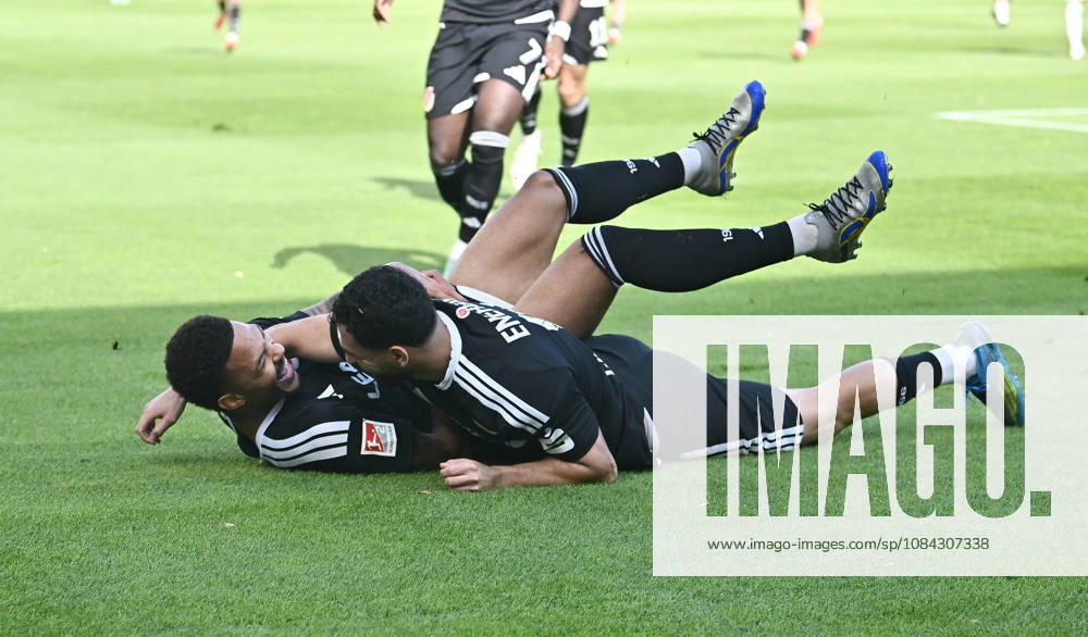 Fussball 2.Bundesliga, SV Darmstadt 98 - Energie Cottbus v.l. Torschuetze Torschütze Justin Butler (FC Engerie Cottbus), Tolcay Cigerci (FC Engerie Cottbus) Torjubel, Jubel, Goal celebration, celebrate the goal zum 0:1 jubelnd bejubelt jubelt jubeln Jubel Darmstadt