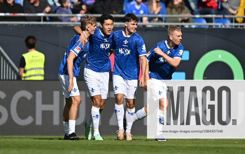 Fussball 2.Bundesliga, SV Darmstadt 98 - Energie Cottbus v.l. Nicolas Verkooijen (SV Darmstadt 98), Ho-jae Ho jae Lee (SV Darmstadt 98), Torschuetze Torschütze Noah Weißhaupt Weisshaupt (SV Darmstadt 98), Kai Klefisch (SV Darmstadt 98) Torjubel, Jubel, Goal celebration, celebrate the goal zum 1:1 jubelnd bejubelt jubelt jubeln Jubel Darmstadt
