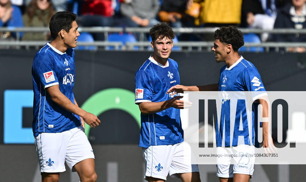 Fussball 2.Bundesliga, SV Darmstadt 98 - Energie Cottbus v.l. Nicolas Verkooijen (SV Darmstadt 98), Ho-jae Ho jae Lee (SV Darmstadt 98), Torschuetze Torschütze Noah Weißhaupt Weisshaupt (SV Darmstadt 98) Torjubel, Jubel, Goal celebration, celebrate the goal zum 1:1 jubelnd bejubelt jubelt jubeln Jubel Darmstadt