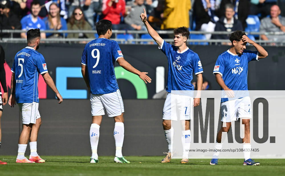 Fussball 2.Bundesliga, SV Darmstadt 98 - Energie Cottbus v.l. Marco Richter (SV Darmstadt 98), Nicolas Verkooijen (SV Darmstadt 98), Ho-jae Ho jae Lee (SV Darmstadt 98), Torschuetze Torschütze Noah Weißhaupt Weisshaupt (SV Darmstadt 98) Torjubel, Jubel, Goal celebration, celebrate the goal zum 1:1 jubelnd bejubelt jubelt jubeln Jubel Darmstadt