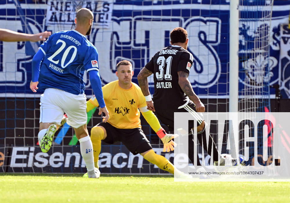 Fussball 2.Bundesliga, SV Darmstadt 98 - Energie Cottbus v.l. Aleksandar Vukotic (SV Darmstadt 98), Marcel Schuhen (SV Darmstadt 98), Justin Butler (Energie Cottbus) Goal scored, erzielt das Tor zum 0:1 Darmstadt