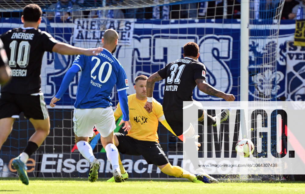Fussball 2.Bundesliga, SV Darmstadt 98 - Energie Cottbus v.l. Aleksandar Vukotic (SV Darmstadt 98), Marcel Schuhen (SV Darmstadt 98), Justin Butler (Energie Cottbus) Goal scored, erzielt das Tor zum 0:1 Darmstadt