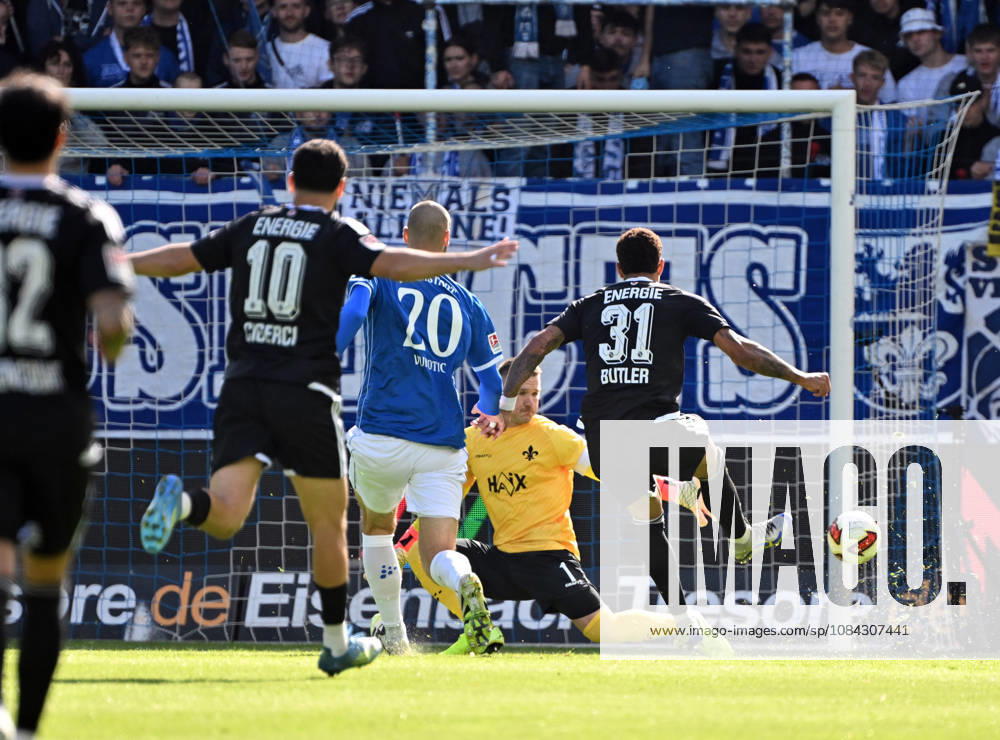 Fussball 2.Bundesliga, SV Darmstadt 98 - Energie Cottbus v.l. Aleksandar Vukotic (SV Darmstadt 98), Marcel Schuhen (SV Darmstadt 98), Justin Butler (Energie Cottbus) Goal scored, erzielt das Tor zum 0:1 Darmstadt