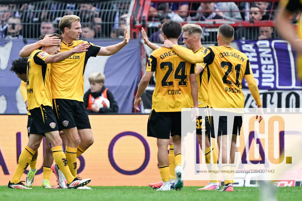 2. Bundesliga - 26 27 - VfL Osnabrück - Dynamo Dresden am 10.10.2026 an der Bremer Brücke in Osnabrück Jubel, Torjubel, Torschuetze, Torschütze Niklas Hauptmann (Dresden) jubelt nach seinem Tor zum 0:1 mit Vincent Vermeij (Dresden), Jonas Sterner (Dresden) und