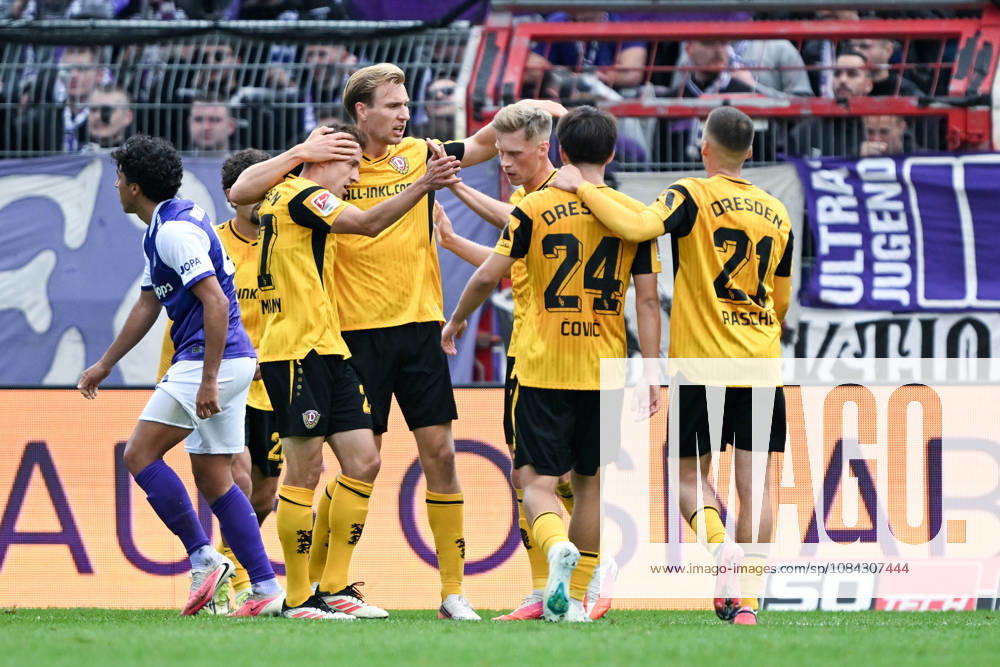 2. Bundesliga - 26 27 - VfL Osnabrück - Dynamo Dresden am 10.10.2026 an der Bremer Brücke in Osnabrück Jubel, Torjubel, Torschuetze, Torschütze Niklas Hauptmann (Dresden) jubelt nach seinem Tor zum 0:1 mit Vincent Vermeij (Dresden), Jonas Sterner (Dresden) und