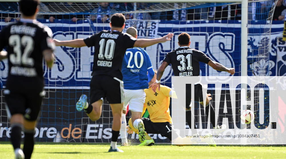 Fussball 2.Bundesliga, SV Darmstadt 98 - Energie Cottbus v.l. Justin Butler (Energie Cottbus) Goal scored, erzielt das Tor zum 0:1 celebrate the goal, Der Torjubel zum 0:1 Darmstadt