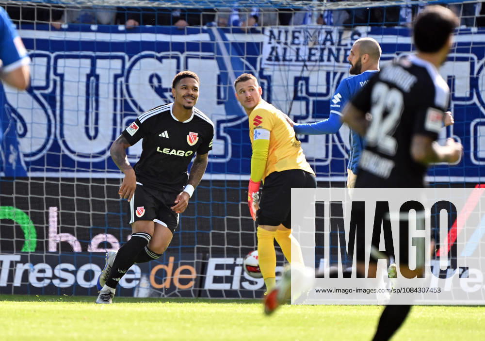Fussball 2.Bundesliga, SV Darmstadt 98 - Energie Cottbus v.l. Justin Butler (Energie Cottbus) Goal scored, erzielt das Tor zum 0:1 celebrate the goal, Der Torjubel zum 0:1 Darmstadt