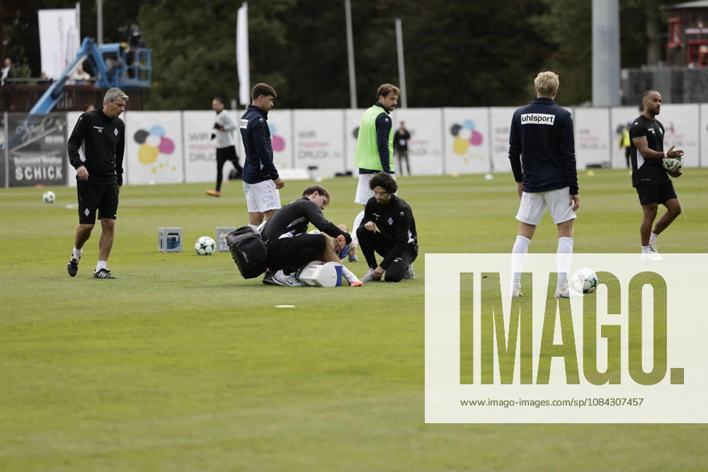 Fussball 3.Liga, SG Sonnenhof Grossaspach - SV Waldhof Mannheim v.l. Diego Michel (SV Waldhof Mannheim, 28) muss beim Warmmachen behandelt werden, Knöchel Aspach