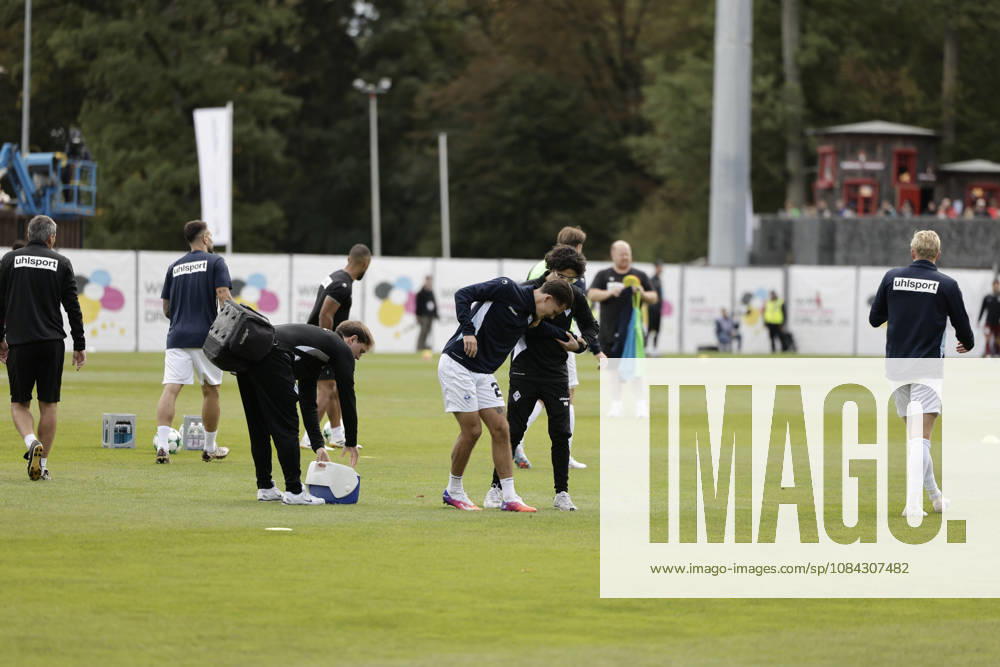 Fussball 3.Liga, SG Sonnenhof Grossaspach - SV Waldhof Mannheim v.l. Diego Michel (SV Waldhof Mannheim, 28) muss beim Warmmachen behandelt werden, Knöchel Aspach