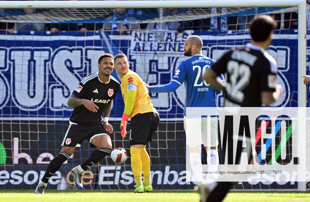 Fussball 2.Bundesliga, SV Darmstadt 98 - Energie Cottbus v.l. Justin Butler (Energie Cottbus) Goal scored, erzielt das Tor zum 0:1 celebrate the goal, Der Torjubel zum 0:1 Darmstadt