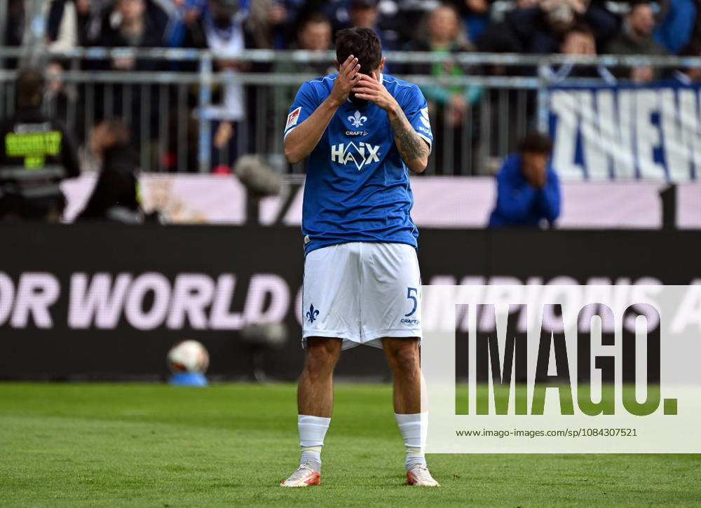 Fussball 2.Bundesliga, SV Darmstadt 98 - Energie Cottbus v.l. Marco Richter (SV Darmstadt 98) enttaeuscht, enttaeuscht schauend, dissapointed Darmstadt