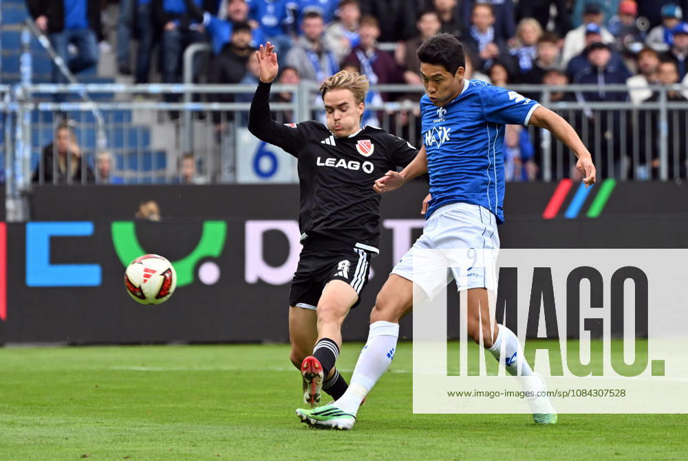Fussball 2.Bundesliga, SV Darmstadt 98 - Energie Cottbus v.l. Lukas Michelbrink (Energie Cottbus), Ho-jae Lee (SV Darmstadt 98) Darmstadt