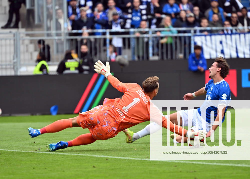 Fussball 2.Bundesliga, SV Darmstadt 98 - Energie Cottbus v.l. Marcel Lotka (Energie Cottbus), Milan Smit (SV Darmstadt 98) Darmstadt