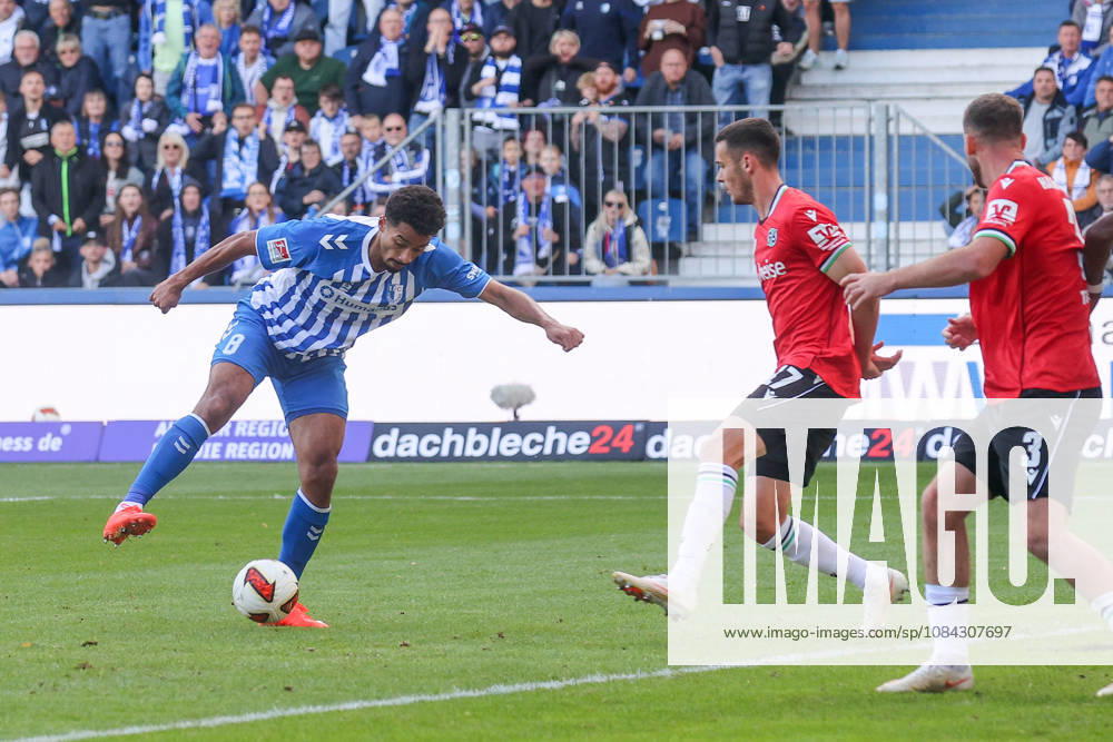 Fussball - 2.Bundesliga 1.FC Magdeburg - Hannover 96, v.l. Emmanuel Iyoha (Magdeburg, 8) am Ball, plays the ball Magdeburg