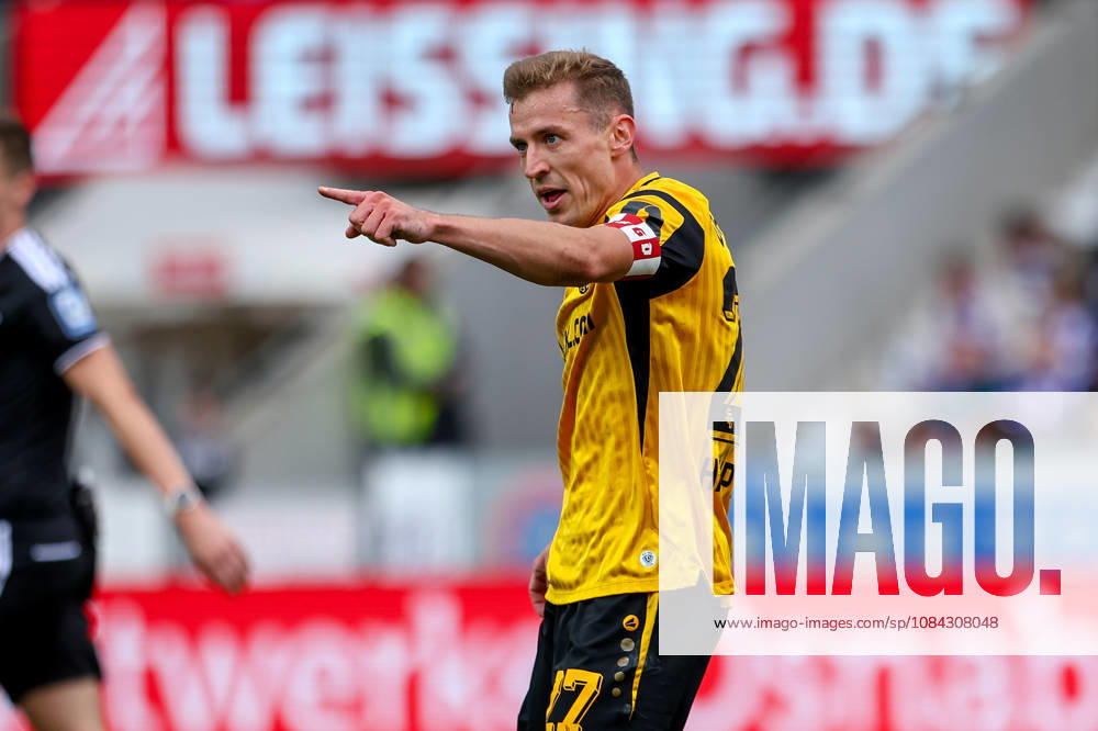 2026.10.10, Fußball, 2. Bundesliga, VfL Osnabrück - SG Dynamo Dresden, Stadion an der Bremer Brücke, 7.Spieltag, Saison 2026 2027: Torjubel von Niklas Hauptmann (SG Dynamo Dresden 27) nach Tor zum 0:1 DFB regulations prohibit any use of photographs as image sequences and or quasi-video. Photo: WilkowskixPressefotoKochx Niedersachsen Deutschland