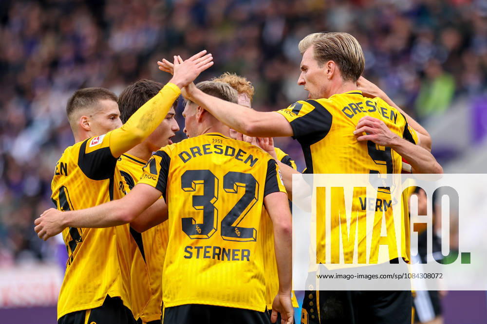 2026.10.10, Fußball, 2. Bundesliga, VfL Osnabrück - SG Dynamo Dresden, Stadion an der Bremer Brücke, 7.Spieltag, Saison 2026 2027: Die Mannschaft bejubelt im Kreis den Torschuetzen zum 0:1 Niklas Hauptmann (SG Dynamo Dresden 27) DFB regulations prohibit any use of photographs as image sequences and or quasi-video. Photo: WilkowskixPressefotoKochx Niedersachsen Deutschland