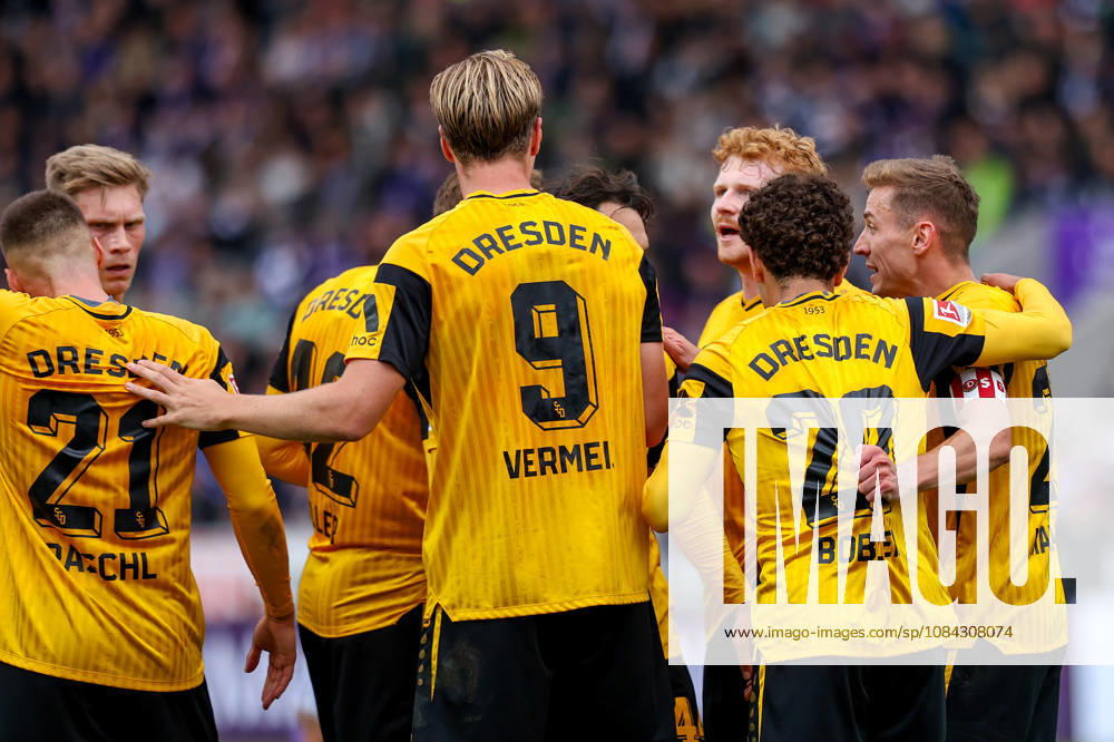 2026.10.10, Fußball, 2. Bundesliga, VfL Osnabrück - SG Dynamo Dresden, Stadion an der Bremer Brücke, 7.Spieltag, Saison 2026 2027: Die Mannschaft bejubelt im Kreis den Torschuetzen zum 0:1 Niklas Hauptmann (SG Dynamo Dresden 27) DFB regulations prohibit any use of photographs as image sequences and or quasi-video. Photo: WilkowskixPressefotoKochx Niedersachsen Deutschland