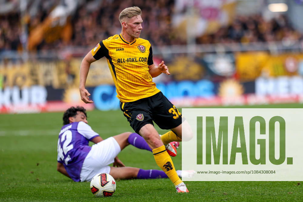 2026.10.10, Fußball, 2. Bundesliga, VfL Osnabrück - SG Dynamo Dresden, Stadion an der Bremer Brücke, 7.Spieltag, Saison 2026 2027: Jonas Sterner (SG Dynamo Dresden 32) gewinnt Zweikampf gegen Jonathan German Gomez (VfL Osnabrueck 42) DFB regulations prohibit any use of photographs as image sequences and or quasi-video. Photo: WilkowskixPressefotoKochx Niedersachsen Deutschland