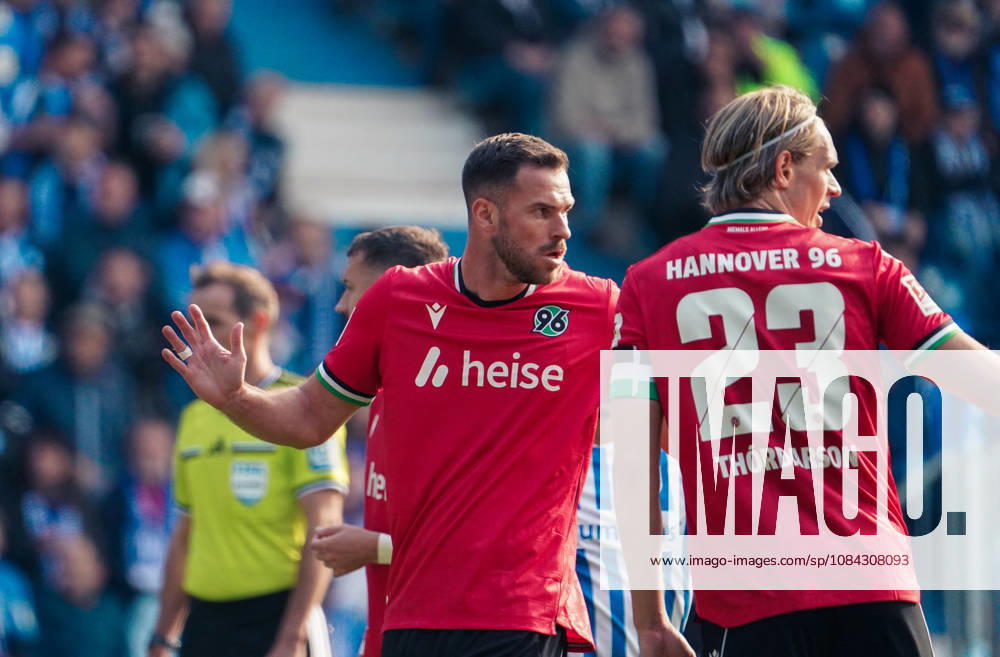 Deutschland: Fussball 2. Bundesliga 2026 2027, 7. Spieltag - 1. FC Magdeburg vs Hannover 96 - Avnet Arena (Magdeburg): Geste, Gestik, Emotion Boris Tomiak (Hannover 96, 3) Stefan Teitur Þorðarson Stefan Teitur Thordarson (Hannover 96, 23) Magdeburg Avnet Arena Niedersachsen Deutschland