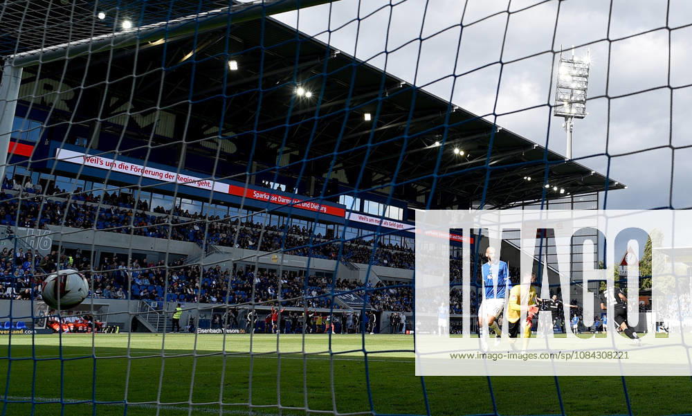 Fussball 2.Bundesliga, SV Darmstadt 98 - Energie Cottbus v.l. Aleksandar Vukotic (SV Darmstadt 98), Marcel Schuhen (SV Darmstadt 98), Torschuetze Torschütze Justin Butler (FC Engerie Cottbus) Goal scored, Tor zum 0:1 Darmstadt