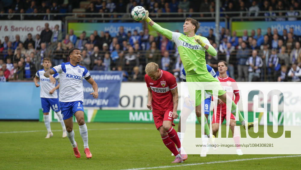 Hänsch-Arena, Meppen, GER, 3. Liga, 9. Spieltag: SV Meppen vs VfB Stuttgart II, Oliver Schmitt (SV Meppen 7) und TW Jerik von der Felsen (VfB Stuttgart II 1) DFL REGULATIONS PROHIBIT ANY USE OF PHOTOGRAPHS AS IMAGE SEQUENCES AND OR QUASI-VIDEO. Meppen Niedersachsen Hänsch-Arena