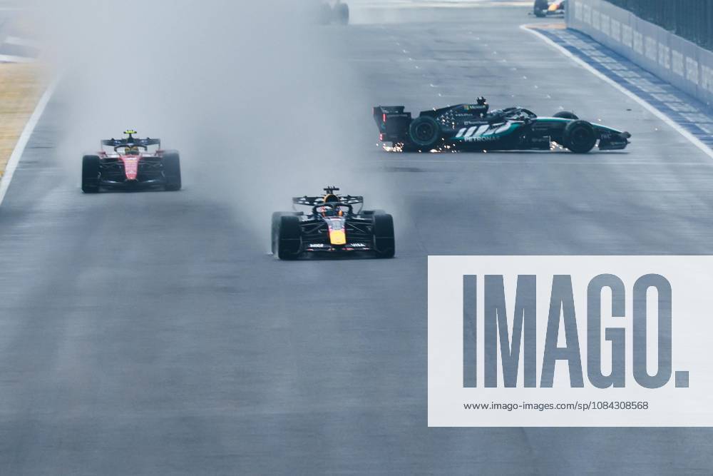 63 RUSSELL George (gbr), Mercedes AMG F1 Team W17, action F1 GP 17 Singapore 2026 F1 GP 17 Singapore 2026 81 PIASTRI Oscar (aus), McLaren F1 Team MCL40, action F1 GP 17 Singapore 2026 Singapore