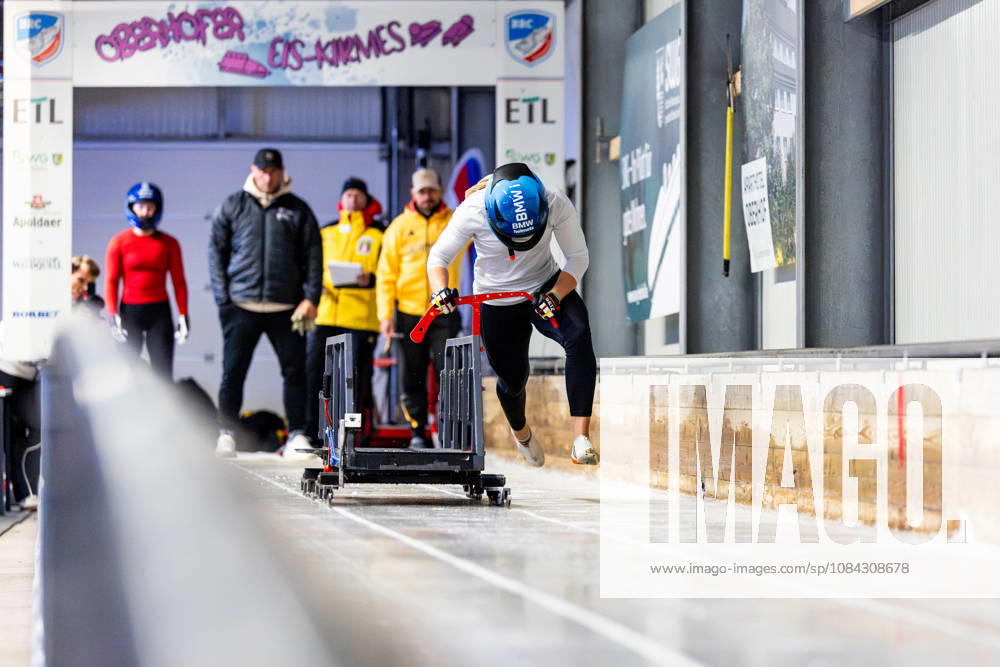 GER, Bob Bobsport, Saison 26 27, Frauen, Zentrale Leistungspruefung im Bobsport Anschubtest Im Bild Karolin Lindner Traditionell haben sich die deutschen Piloten im Bobsport gemeinsam mit ihren Anschiebern in Oberhof zum Kräftemessen getroffen. 98559 Oberhof LOTTO Thüringen EISARENA Oberhof Trainingshalle Startanlage Thüringen Deutschland