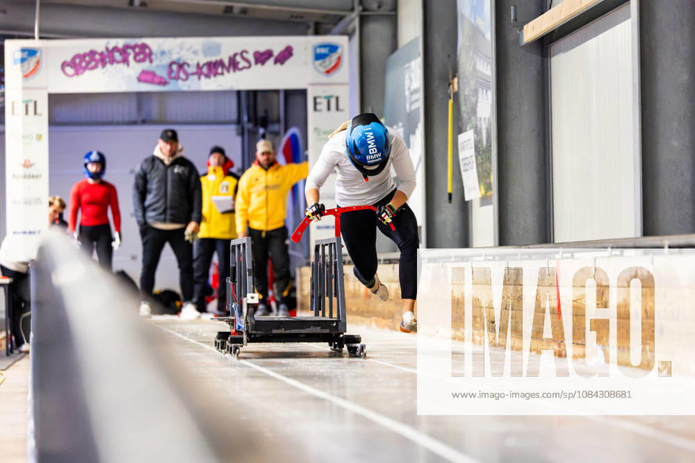 GER, Bob Bobsport, Saison 26 27, Frauen, Zentrale Leistungspruefung im Bobsport Anschubtest Im Bild Karolin Lindner Traditionell haben sich die deutschen Piloten im Bobsport gemeinsam mit ihren Anschiebern in Oberhof zum Kräftemessen getroffen. 98559 Oberhof LOTTO Thüringen EISARENA Oberhof Trainingshalle Startanlage Thüringen Deutschland