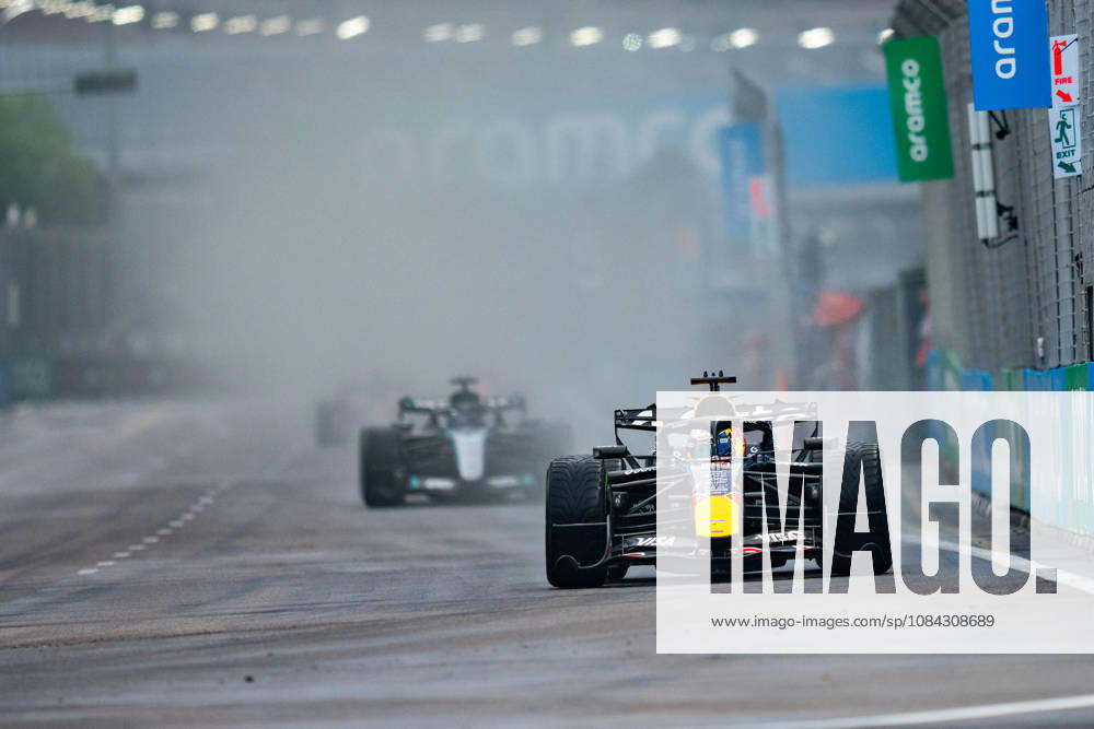 Formula 1 Singapore Airlines Singapore Grand Prix 2026 Levi Erb OVERTAKE MAXPPP - Singapore 10 10 2026 03 VERSTAPPEN Max (nld), Oracle Red Bull Racing, action rain Race start at the Formula 1 Singapore Airlines Singapore Grand Prix 2026, the 16th round of the 2026 FIA Formula 1 World Championship, WM, Weltmeisterschaft at the Marina Bay Street Circuit in Singapore, from 08 to 11 October 2026 Singapore Marina Bay Street Circuit Singapore