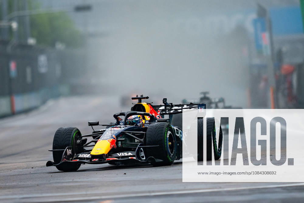 Formula 1 Singapore Airlines Singapore Grand Prix 2026 Levi Erb OVERTAKE MAXPPP - Singapore 10 10 2026 03 VERSTAPPEN Max (nld), Oracle Red Bull Racing, action rain Race start at the Formula 1 Singapore Airlines Singapore Grand Prix 2026, the 16th round of the 2026 FIA Formula 1 World Championship, WM, Weltmeisterschaft at the Marina Bay Street Circuit in Singapore, from 08 to 11 October 2026 Singapore Marina Bay Street Circuit Singapore