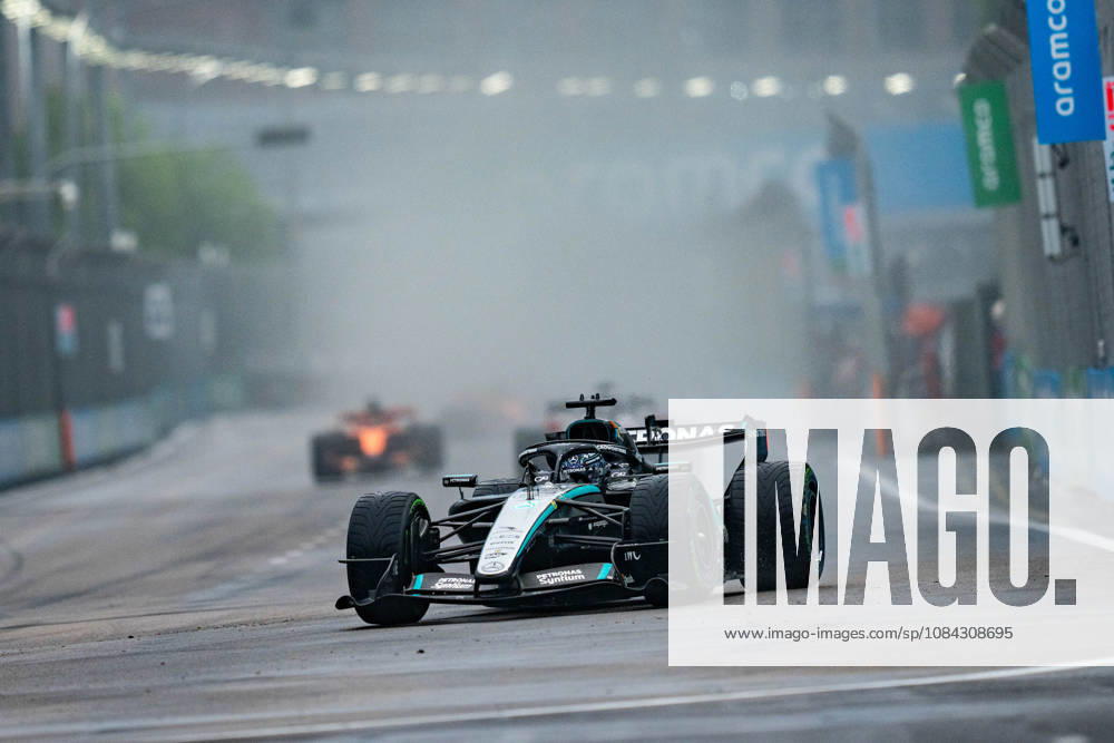Formula 1 Singapore Airlines Singapore Grand Prix 2026 Levi Erb OVERTAKE MAXPPP - Singapore 10 10 2026 63 RUSSELL George (gbr), Mercedes-AMG PETRONAS Formula One Team, action rain Race start at the Formula 1 Singapore Airlines Singapore Grand Prix 2026, the 16th round of the 2026 FIA Formula 1 World Championship, WM, Weltmeisterschaft at the Marina Bay Street Circuit in Singapore, from 08 to 11 October 2026 Singapore Marina Bay Street Circuit Singapore