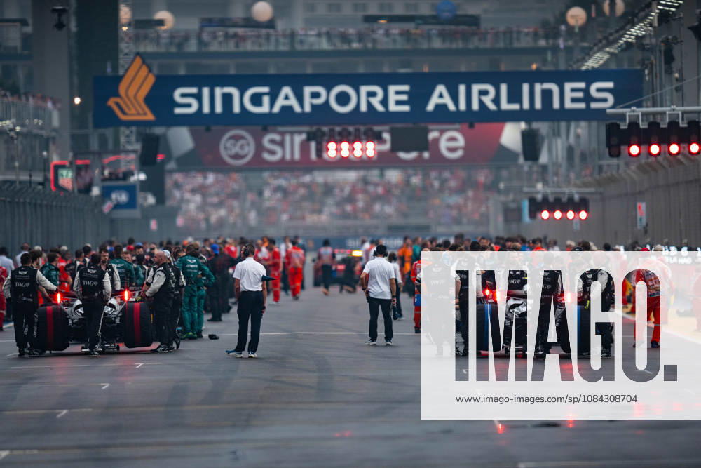 Formula 1 Singapore Airlines Singapore Grand Prix 2026 Levi Erb OVERTAKE MAXPPP - Singapore 10 10 2026 Grid rain at the Formula 1 Singapore Airlines Singapore Grand Prix 2026, the 16th round of the 2026 FIA Formula 1 World Championship, WM, Weltmeisterschaft at the Marina Bay Street Circuit in Singapore, from 08 to 11 October 2026 Singapore Marina Bay Street Circuit Singapore