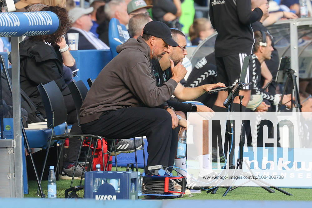 Fussball, 2. Bundesliga, 1. FC Magdeburg - Hannover 96 v.l. Sandro Wagner (Hannover, Trainer) nachdenklich Magdeburg