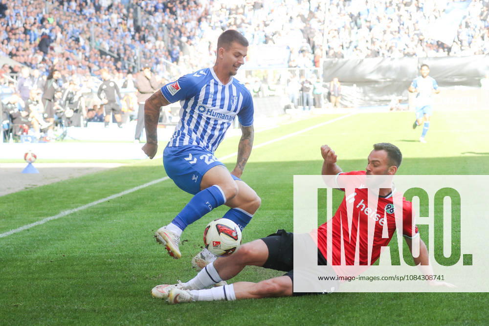 Fussball, 2. Bundesliga, 1. FC Magdeburg - Hannover 96 v.l. Mateusz Zukowski (Magdeburg, 22), Boris Tomiak (Hannover, 3) Zweikampf, Duell, Kampf, tackle Magdeburg
