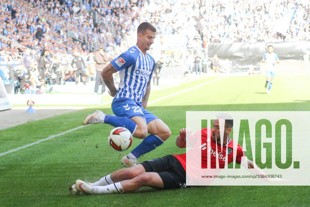 Fussball, 2. Bundesliga, 1. FC Magdeburg - Hannover 96 v.l. Mateusz Zukowski (Magdeburg, 22), Boris Tomiak (Hannover, 3) Zweikampf, Duell, Kampf, tackle Magdeburg