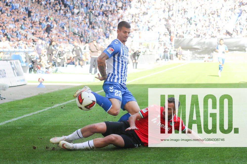 Fussball, 2. Bundesliga, 1. FC Magdeburg - Hannover 96 v.l. Mateusz Zukowski (Magdeburg, 22), Boris Tomiak (Hannover, 3) Zweikampf, Duell, Kampf, tackle Magdeburg