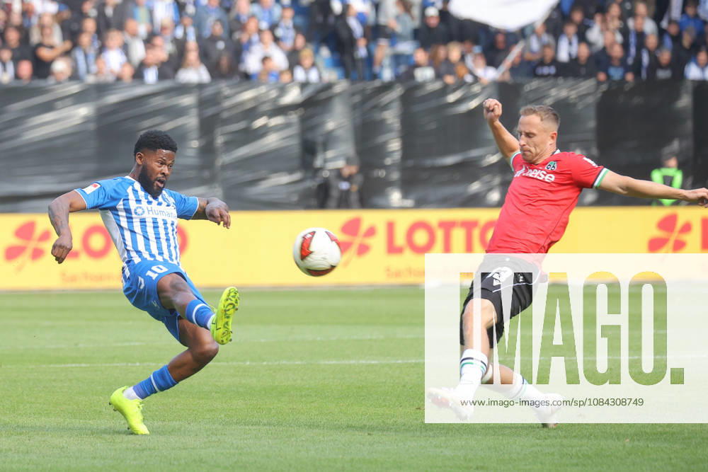 Fussball, 2. Bundesliga, 1. FC Magdeburg - Hannover 96 v.l. Moritz Broni Kwarteng (Magdeburg, 10) Maurice Neubauer (Hannover, 33) Magdeburg