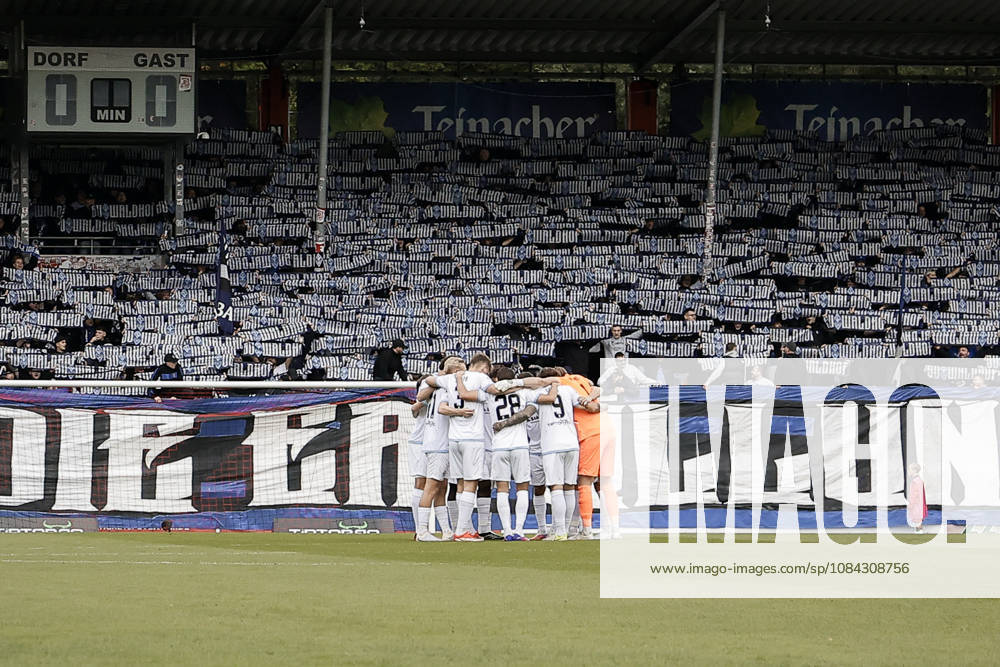 Fussball 3.Liga, SG Sonnenhof Grossaspach - SV Waldhof Mannheim v.l. Choreografie der Gästefans aus Mannheim