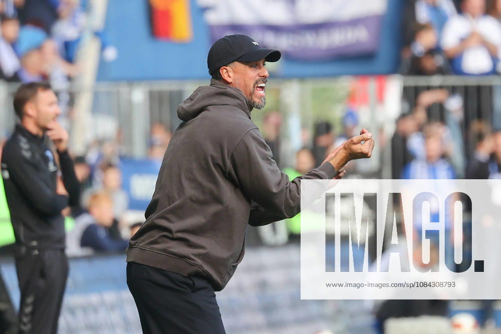 Fussball, 2. Bundesliga, 1. FC Magdeburg - Hannover 96 v.l. Sandro Wagner (Hannover, Trainer) gibt Anweisungen, gestikuliert mit den Armen, gesticulate, gives instructions Magdeburg