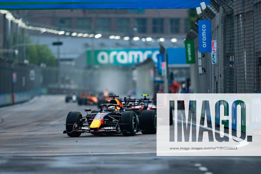 Formula 1 Singapore Airlines Singapore Grand Prix 2026 Levi Erb OVERTAKE MAXPPP - Singapore 10 10 2026 03 VERSTAPPEN Max (nld), Oracle Red Bull Racing, action rain at the Formula 1 Singapore Airlines Singapore Grand Prix 2026, the 16th round of the 2026 FIA Formula 1 World Championship, WM, Weltmeisterschaft at the Marina Bay Street Circuit in Singapore, from 08 to 11 October 2026 Singapore Marina Bay Street Circuit Singapore