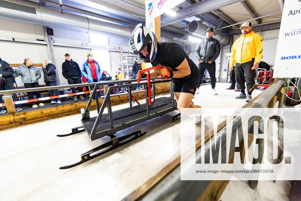 GER, Bob Bobsport, Saison 26 27, Maenner, Zentrale Leistungspruefung im Bobsport Anschubtest Traditionell haben sich die deutschen Piloten im Bobsport gemeinsam mit ihren Anschiebern in Oberhof zum Kräftemessen getroffen. 98559 Oberhof LOTTO Thüringen EISARENA Oberhof Trainingshalle Startanlage Thüringen Deutschland