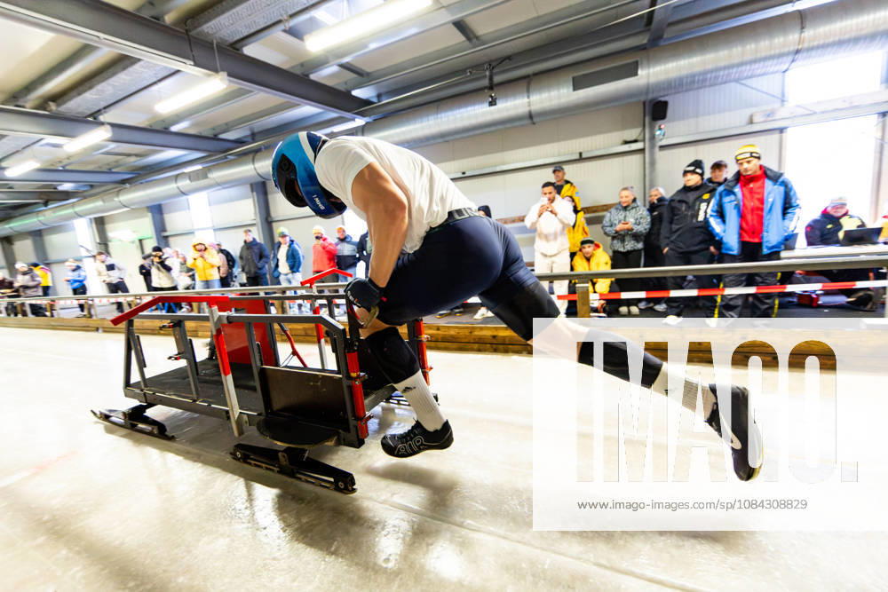 GER, Bob Bobsport, Saison 26 27, Maenner, Zentrale Leistungspruefung im Bobsport Anschubtest Traditionell haben sich die deutschen Piloten im Bobsport gemeinsam mit ihren Anschiebern in Oberhof zum Kräftemessen getroffen. 98559 Oberhof LOTTO Thüringen EISARENA Oberhof Trainingshalle Startanlage Thüringen Deutschland