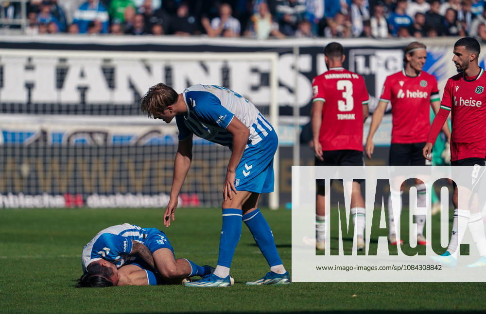 Deutschland: Fussball 2. Bundesliga 2026 2027, 7. Spieltag - 1. FC Magdeburg vs Hannover 96 - Avnet Arena (Magdeburg): Verletzung des Spielers BarıÅü Atik Baris Atik (1. FC Magdeburg, 23) Magdeburg Avnet Arena Niedersachsen Deutschland