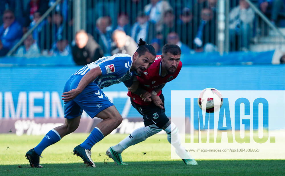 Deutschland: Fussball 2. Bundesliga 2026 2027, 7. Spieltag - 1. FC Magdeburg vs Hannover 96 - Avnet Arena (Magdeburg): im Zweikampf BarıÅü Atik Baris Atik (1. FC Magdeburg, 23) Marcel Hartel (Hannover 96, 10) Magdeburg Avnet Arena Niedersachsen Deutschland