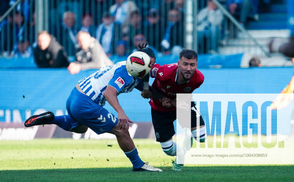 Deutschland: Fussball 2. Bundesliga 2026 2027, 7. Spieltag - 1. FC Magdeburg vs Hannover 96 - Avnet Arena (Magdeburg): im Zweikampf BarıÅü Atik Baris Atik (1. FC Magdeburg, 23) Marcel Hartel (Hannover 96, 10) Magdeburg Avnet Arena Niedersachsen Deutschland