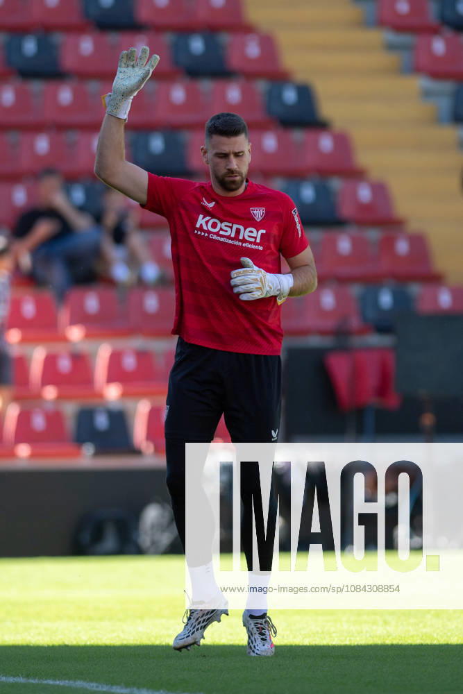 ESP: LaLiga EA Sports Rayo Vallecano v Athletic Club Unai Simon of Athletic warms up during LaLiga EA Sports between Rayo Vallecano v Athletic Club played at Vallecas Stadium in Madrid on October 10, 2026 in Spain Spain Futbol