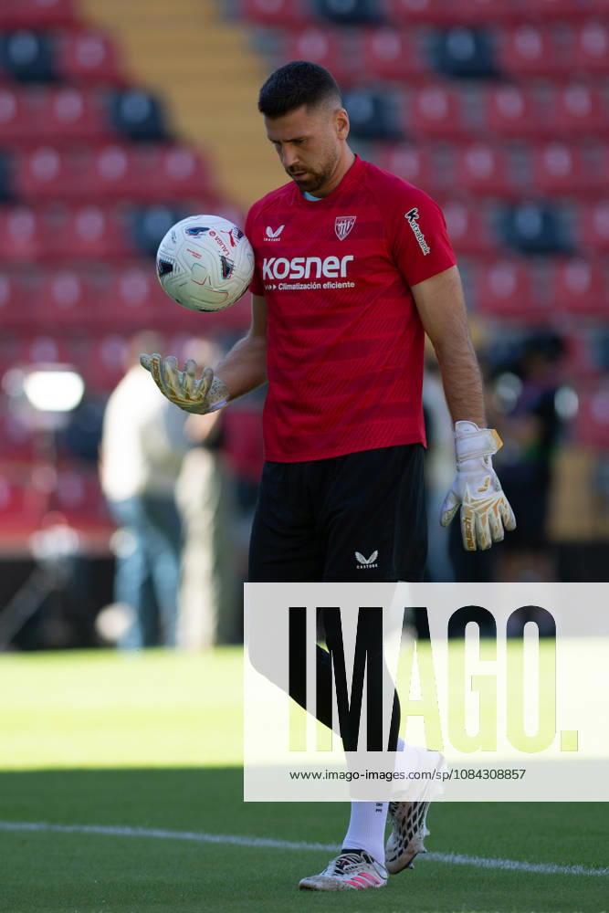 ESP: LaLiga EA Sports Rayo Vallecano v Athletic Club Unai Simon of Athletic warms up during LaLiga EA Sports between Rayo Vallecano v Athletic Club played at Vallecas Stadium in Madrid on October 10, 2026 in Spain Spain Futbol