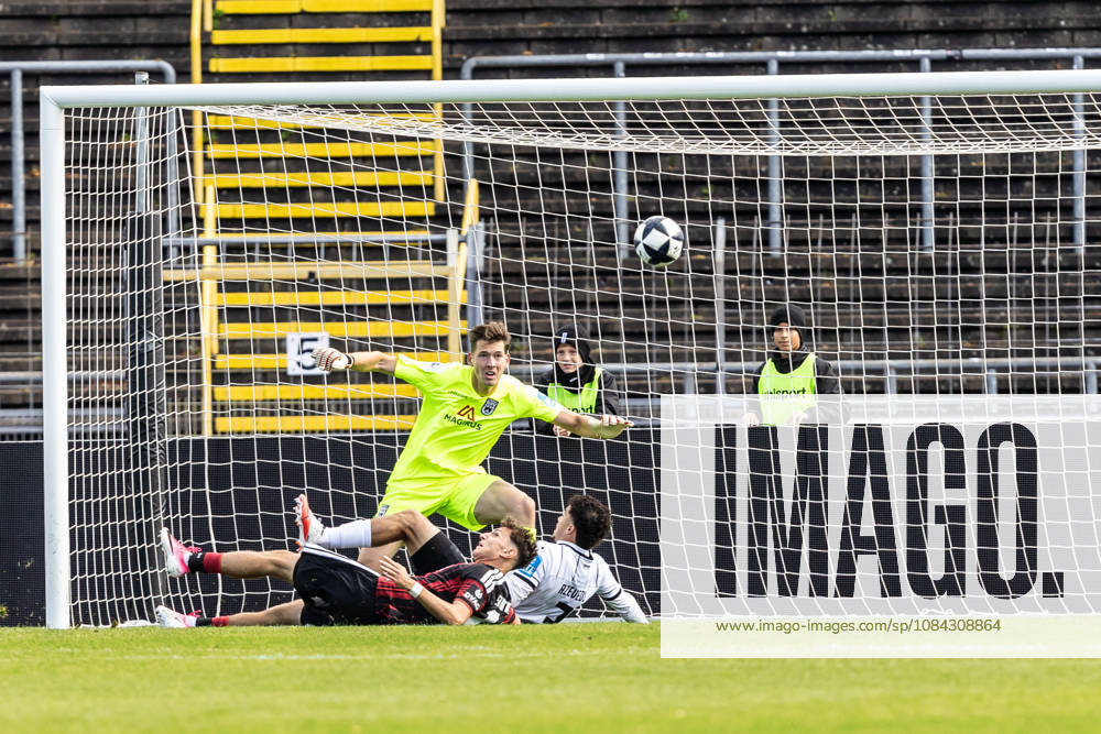 SSV Ulm 1846 Fußball vs. Eintracht Frankfurt II, Fussball, Regionalliga Südwest, 11. Spieltag, Donaustadion Ulm 10.10.26 Jonas Bauer (Eintracht Frankfurt II, 10) knapp am Tor vorbei v.l. Jonas Bauer (Eintracht Frankfurt II, 10), Robin Mantel (SSV Ulm 1846 Fußball, 30), Alexandre Azevedo (SSV Ulm 1846 Fußball, 03) SSV Ulm 1846 Fußball vs. Eintracht Frankfurt II, Fussball, Regionalliga Südwest, 11. Spieltag, Donaustadion Ulm 10.10.26 Foto: Lucca Fundel Ulm Donaustadion Baden-Württemberg Deutschland