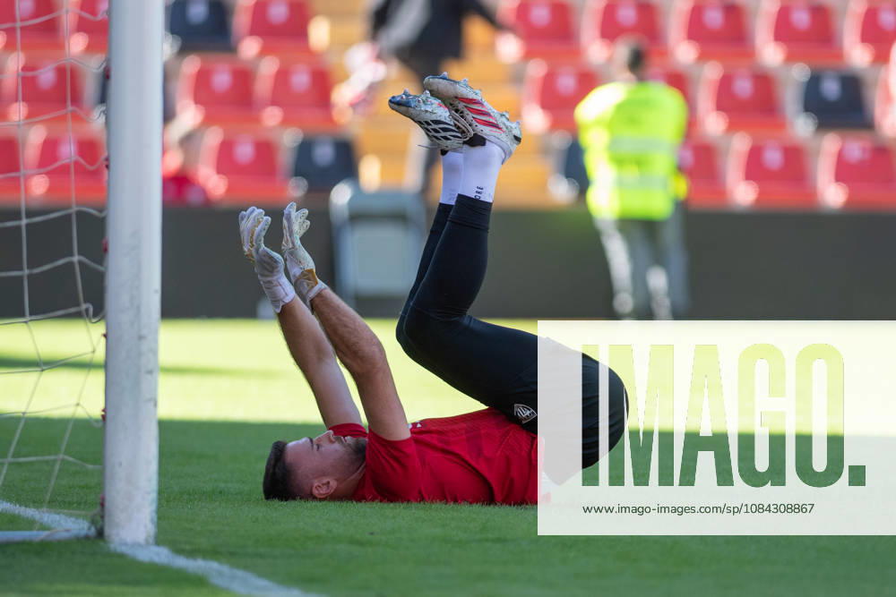 ESP: LaLiga EA Sports Rayo Vallecano v Athletic Club Unai Simon of Athletic warms up during LaLiga EA Sports between Rayo Vallecano v Athletic Club played at Vallecas Stadium in Madrid on October 10, 2026 in Spain Spain Futbol